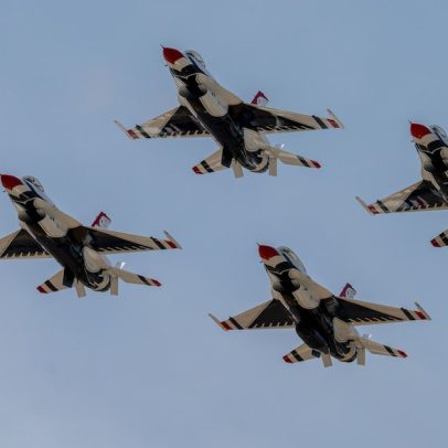 Aviões se chocam e caem durante exibição nos EUA; vídeo mostra acidente