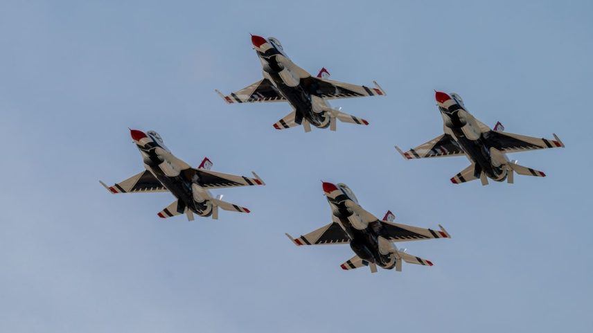 Aviões se chocam, caem e explodem durante exibição nos EUA; veja vídeo do acidente