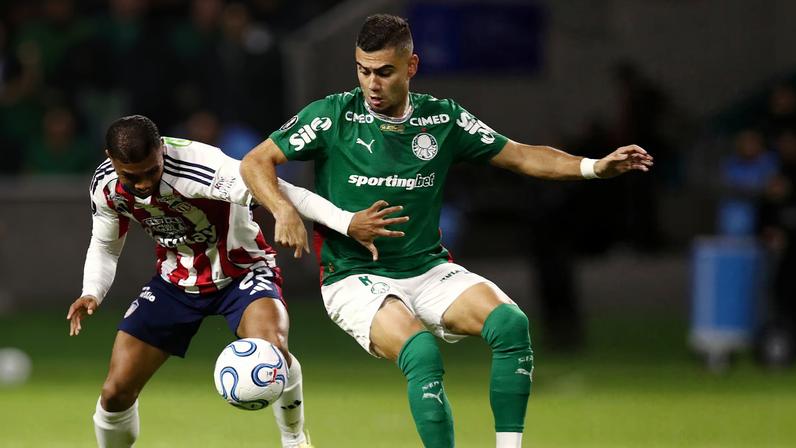 Andreas Pereira, do Palmeiras, e Jesus Rivas, do Junior Barranquilla, disputam a bola na Libertadores 2026