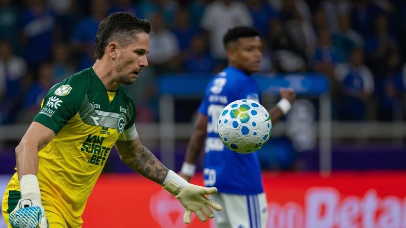 Tadeu, jogador do Goias, durante partida contra o Cruzeiro pela Copa Do Brasil 2026 (Foto: Fernando Moreno/AGIF/Folhapress)