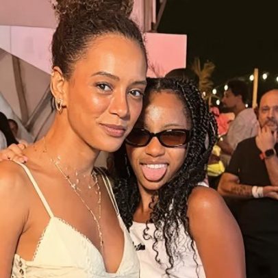 Taís Araújo posa ao lado da filha em show de Shakira