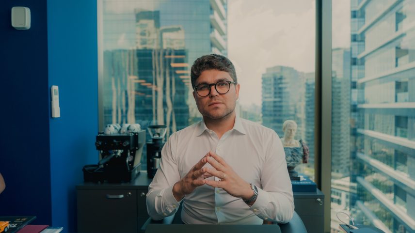 Quem é Tallis Gomes e por que ele critica as leis trabalhistas do Brasil