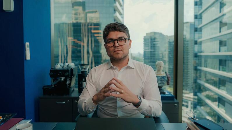 O empreendedor Tallis Gomes afirma que disciplina militar o ajudou a empreender e ter sucesso