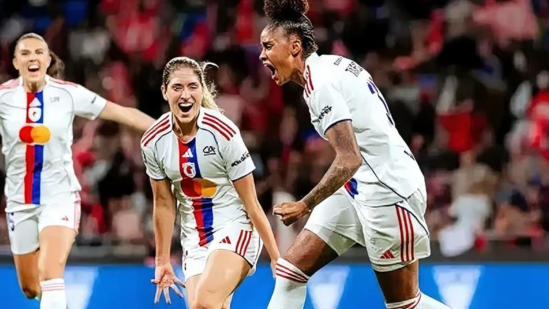 Tarciane comemorando o gol com suas companheiras de time francês.