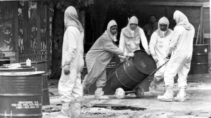 Técnico da CNEN (Comissão Nacional de Energia Nuclear) mede o índice de radioatividade na cápsula contendo Césio-137, em Goiânia, Goiás, em novembro de 1987.