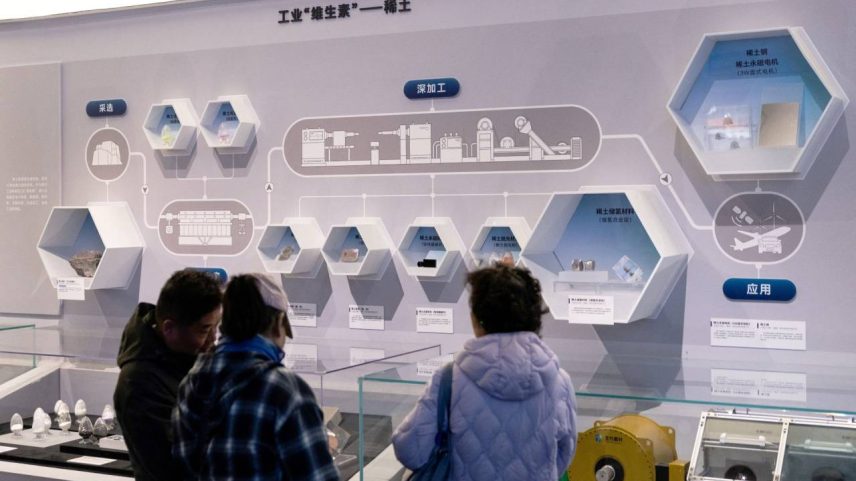 Pessoas se reúnem na seção de produção de elementos de terras raras da exposição sobre as conquistas da manufatura chinesa, no Museu Nacional, em Pequim, China - 24/03/2026 (Foto: REUTERS/Maxim Shemetov)