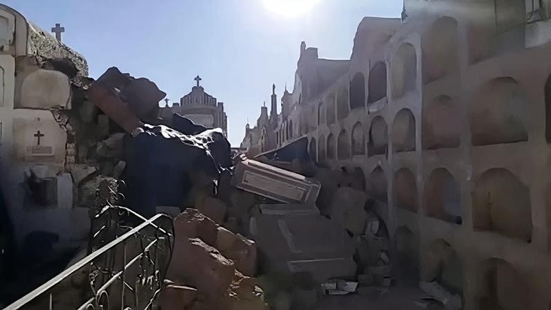 Terremoto no Peru danifica cemitério e expõe caixões na região de Ica