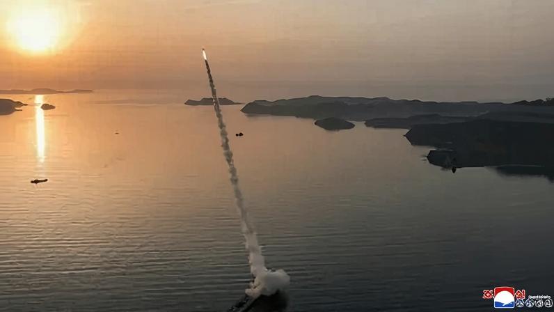 Teste do míssil balístico tático de curto alcance terra-terra Hwasong-11LA em local não revelado na Coreia do Norte19 de abril de 2026Foto divulgada em 20 de abril de 2026 pela Agência Central de Notícias da Coreia do Norte