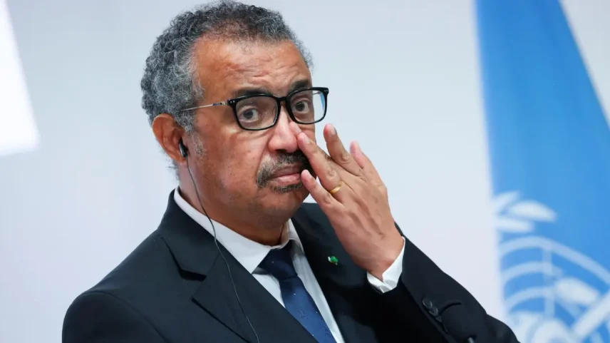 Tedros Adhanom Ghebreyesus tenta afastar o temor de uma nova pandemia com o hantavírus, mas o histórico controverso da OMS no início da Covid-19 ainda não foi esquecido (Foto: EFE/EPA/Denis Balibouse)