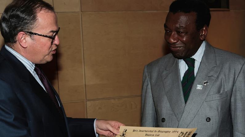 Milton Santos recebendo o prêmio Vautrin Lud durante o Festival de Geografia de Saint-Dié-des-Vosges, na França, em 1994: reconhecimento mundial que ajudou a transformar o geógrafo em referência quase incontestável nas universidades brasileiras