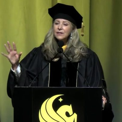 Orador da formatura da UCF recebe vaias após comentários sobre IA