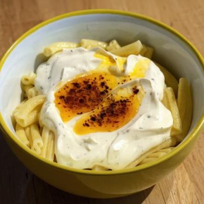 Como fazer macarrão com iogurte turco