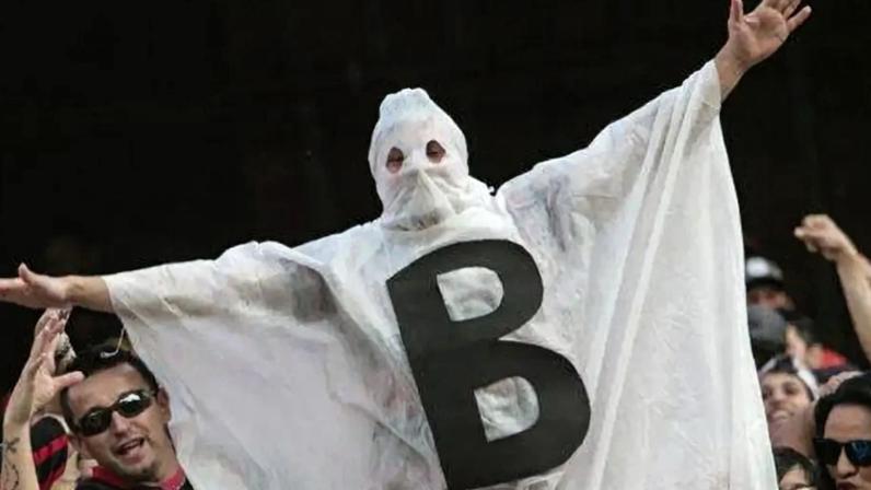 Torcedor fantasiado de 'fantasma do rebaixamento' no Brasileirão (Foto: Reprodução)
