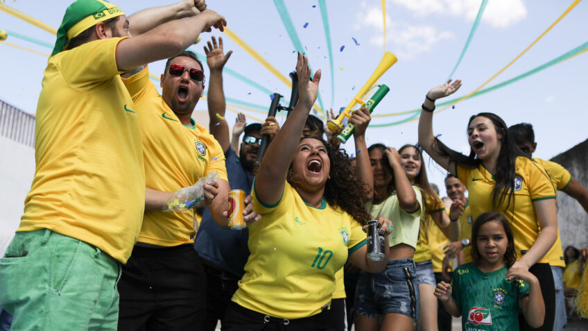 logo Poder360 Para 69% dos jovens, o Brasil permanece como o país do futebol, e a Copa intensifica essa relação
