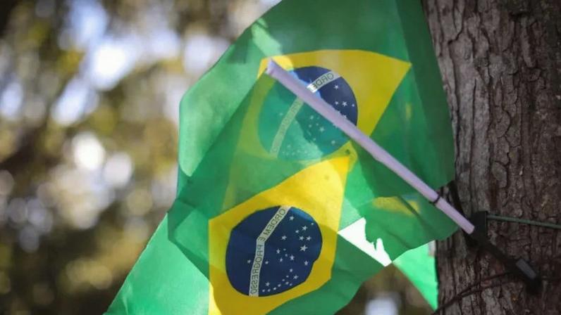 Na imagem, bandeiras do Brasil; gasto médio estimado para o período da Copa do Mundo é de R$ 619 por consumidor