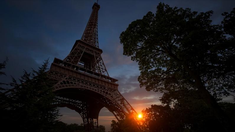 Imagem colorida da Torre Eiffel em Paris - Metrópoles