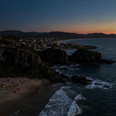 Praia vira geoparque da UNESCO com falésias de basalto e balões sobre o mar