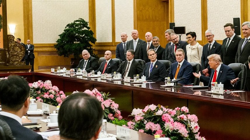 Comitiva de CEOS e executivos de grandes empresas dos EUA acompanha reunião de pé, atrás de autoridades americanas (Foto: Divulgação/Casa Branca)