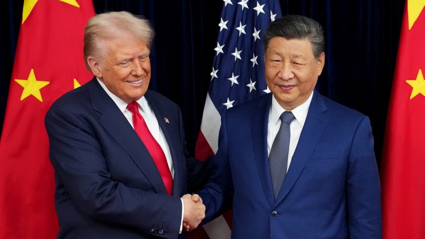 Imagem colorida do presidente dos EUA, Donald Trump, cumprimenta o presidente da China, Xi Jinping, antes de uma reunião bilateral na Base Aérea de Gimhae, em 30 de outubro de 2025, em Busan, Coreia do Sul.