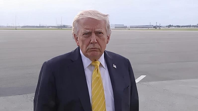 Trump fala com jornalistas antes de embarcar para Doral, na Flórida