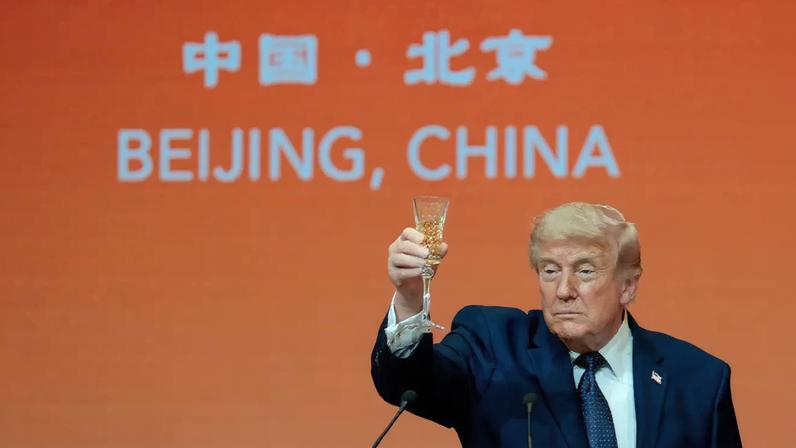 O presidente dos Estados Unidos, Donald Trump, ergue uma taça enquanto discursa em um banquete de Estado com o presidente chinês Xi Jinping no Grande Salão do Povo, em Pequim, China - 14/05/2026 (Foto: REUTERS/Evan Vucci)