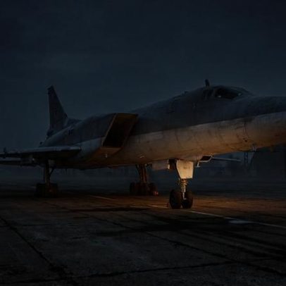 Bombardeiro russo de asas variáveis avança supersônico com mísseis antinavio