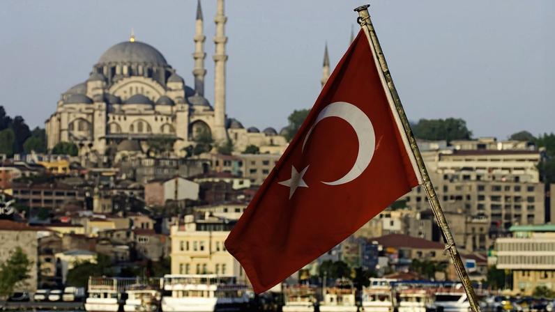 Bandeira da Turquia na frente palácio em Instambul - Metrópoles