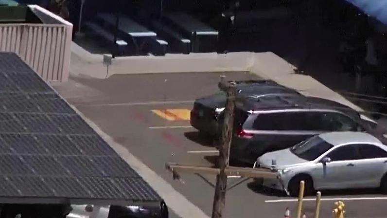 Pessoas deixam prédio do Centro Islâmico de San Diego, na Califórnia, alvo de ataque a tiros