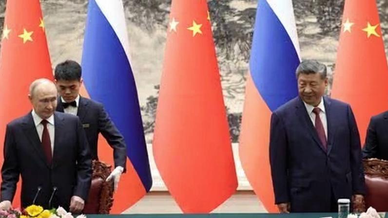 Presidente russo Vladimir Putin e o presidente chinês Xi Jinping em Pequim