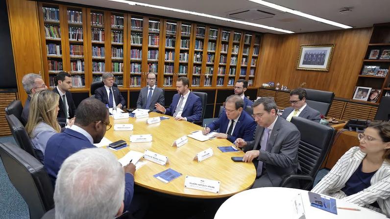 Ministro Luiz Fux recebe autoridades em audiência, entre eles o Ministro da Fazenda Dário Durigan, sobre operação de crédito para apoio financeiro ao BRB