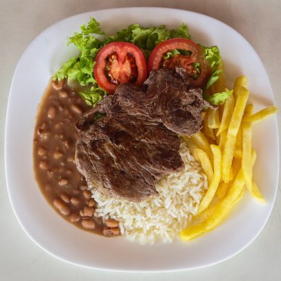 Comer fora de casa passa de R$ 600 por mês, mostra Índice Prato Feito