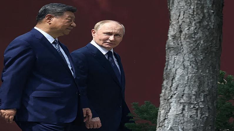 Putin e Xi caminhando lado a lado