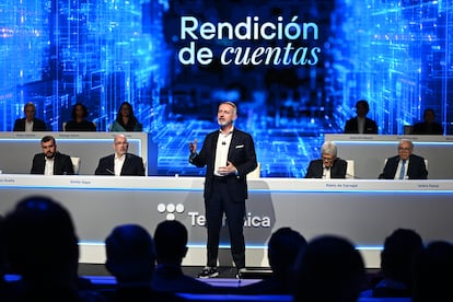 El presidente ejecutivo de Telefónica, Marc Mutra, durante la junta de accionistas de la compañía, celebrada en marzo.