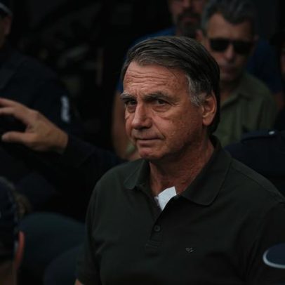 Médicos concluem cirurgia de Bolsonaro; ex-presidente segue internado