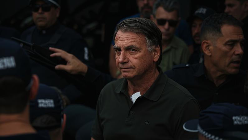 O ex-presidente Jair Bolsonaro passou por uma cirurgia no ombro nesta sexta