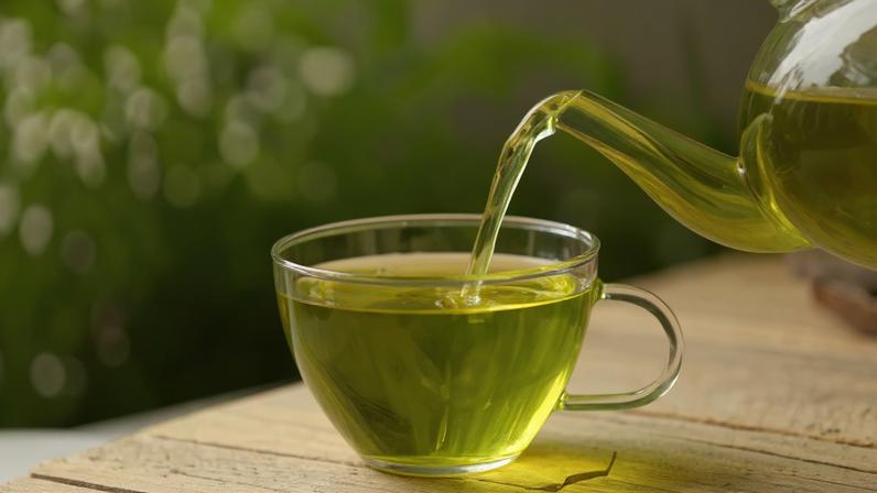 Infusão diária de chá verde mostra efeitos no fígado. (Foto: Pixelshot via Canva)