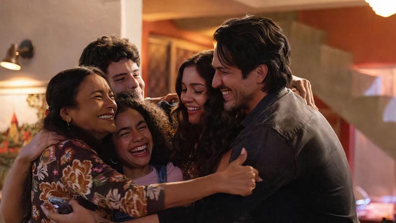 Raul (Paulo Mendes) e Joélly (Alana Cabral) comemoram com Gerluce (Sophie Charlotte), Lígia (Dira Paes) e Paulinho (Romulo Estrela) após encontrarem a filha em 'Três Graças'
