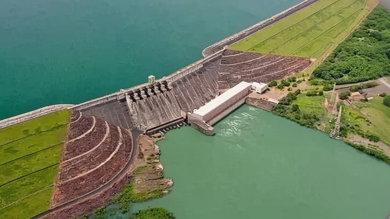 Usina hidrelétrica de Itumbiara, no rio Paranaíba (GO/MG), com 2.082 MW de potência instalada