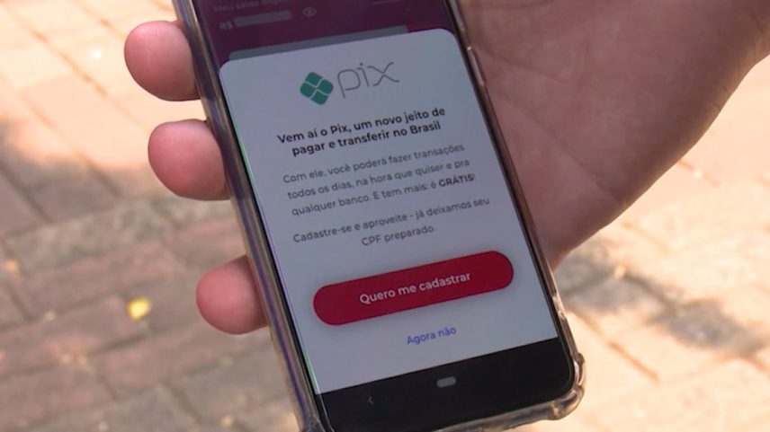 A tela de um celular introduz o Pix, novo serviço de pagamento do Brasil.