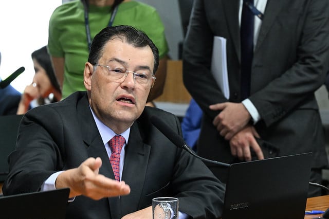 Eduardo Braga propôs criação de regras para agentes públicos