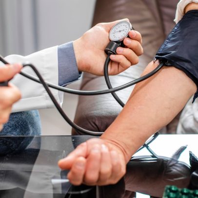 Pressão alta pode ter origem hormonal e atingir até jovens