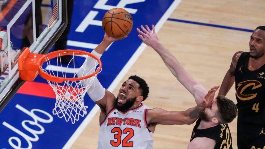 Karl-Anthony Towns marca para o New York Knicks sobre o Cleveland Cavaliers na NBA.