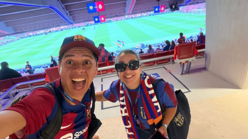 O casal comemora aniversário de casamento dentro do estádio do Barcelona