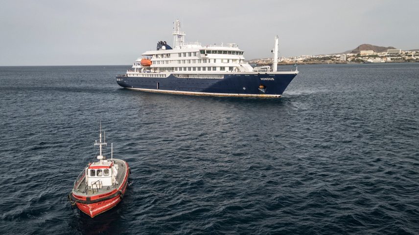Após a chegada do navio de cruzeiro MV Hondius, afetado pelo hantavírus, às Ilhas Canárias, funcionários dos Centros de Controle e Prevenção de Doenças dos EUA (CDC) encontrarão os passageiros americanos para um voo fretado de volta aos Estados Unidos.