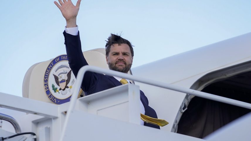 O vice-presidente JD Vance embarcando no Air Force Two na Base Conjunta Andrews, nos arredores de Washington, a caminho de Israel na segunda-feira. Sua visita tem o objetivo de ajudar a ilustrar o compromisso da administração Trump em manter o acordo de paz intacto.