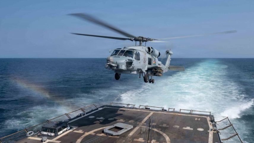 Helicóptero decola de navio militar americano (Forot: Divulgação/Marinha dos EUA)