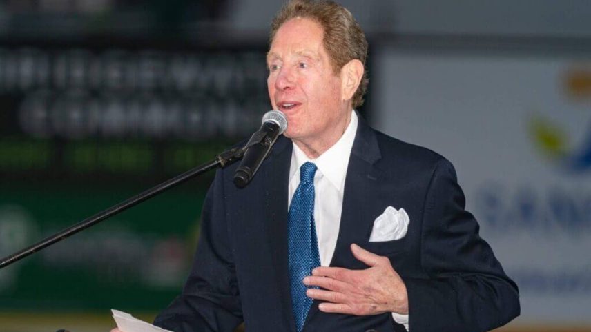 Yankees broadcaster John Sterling at a podium.