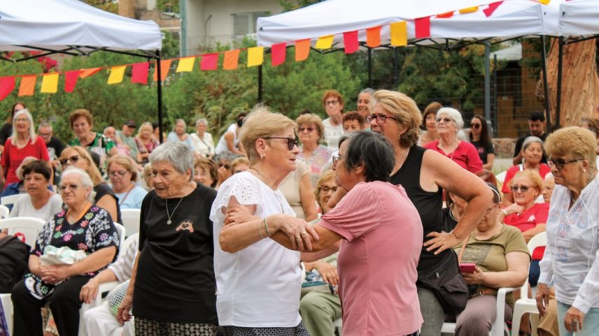 Idosos se reúnem no Parque de la Amistad, em Montevidéu, para uma celebração cultural organizada pela Secretaria do Idoso da capital uruguaia