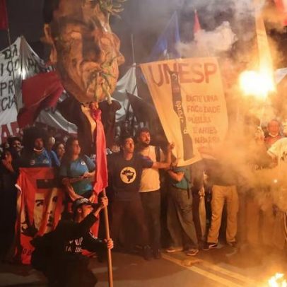 Estudantes da USP, Unicamp e Unesp marcham ao Palácio dos Bandeirantes e sofrem bloqueio da PM