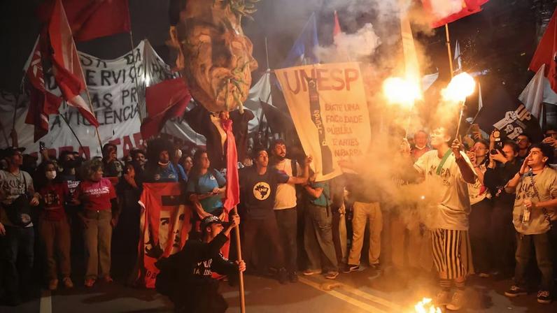 Estudantes das universidades estaduais paulistas fizeram uma manifestação para pressionar o governo estadual sobre a pauta do orçamento das instituições.